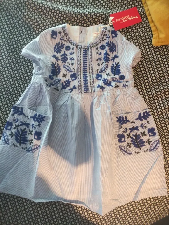 Très belle robe d'été avec broderie taille 2 ans neuf avec étiquette marque du pareil au même