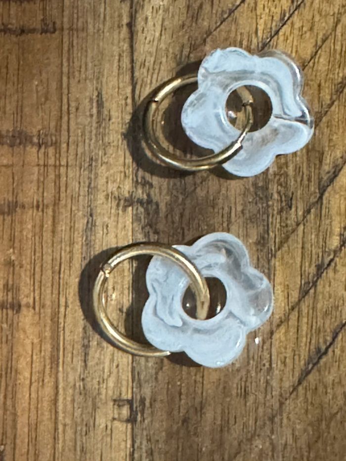 Boucles d’oreilles petites créoles acier fleur résine blanches - photo numéro 2