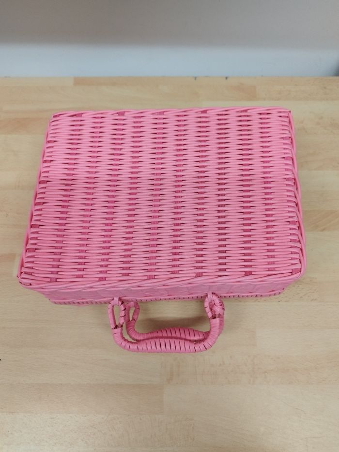 Malette rose en scoubidou
Dimension 25 cm x 18 cm x x 12,5 cm - photo numéro 6