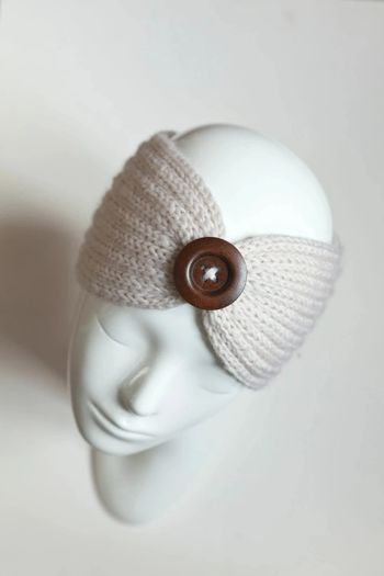Bandeau tricoté avec bouton en bois