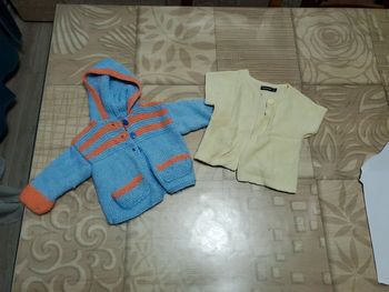 Lot 2 gilets 86 cm