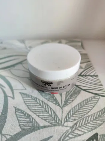 L'escapade spa gommage corps noix de coco 100ml valeur 16€  à utiliser 6 mois après ouverture
