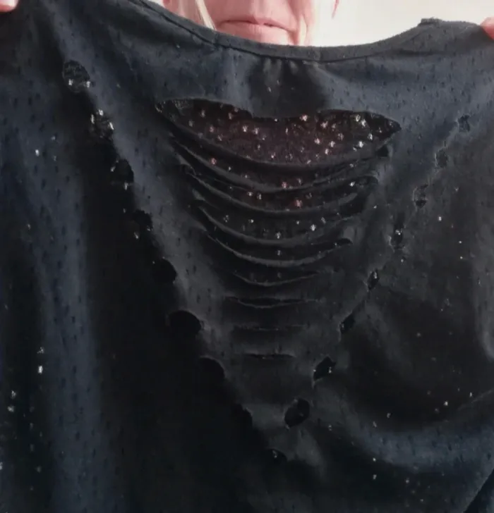 Joli Tee-shirt noir imprimé et ajouré sur l'arrière 36 - photo numéro 5