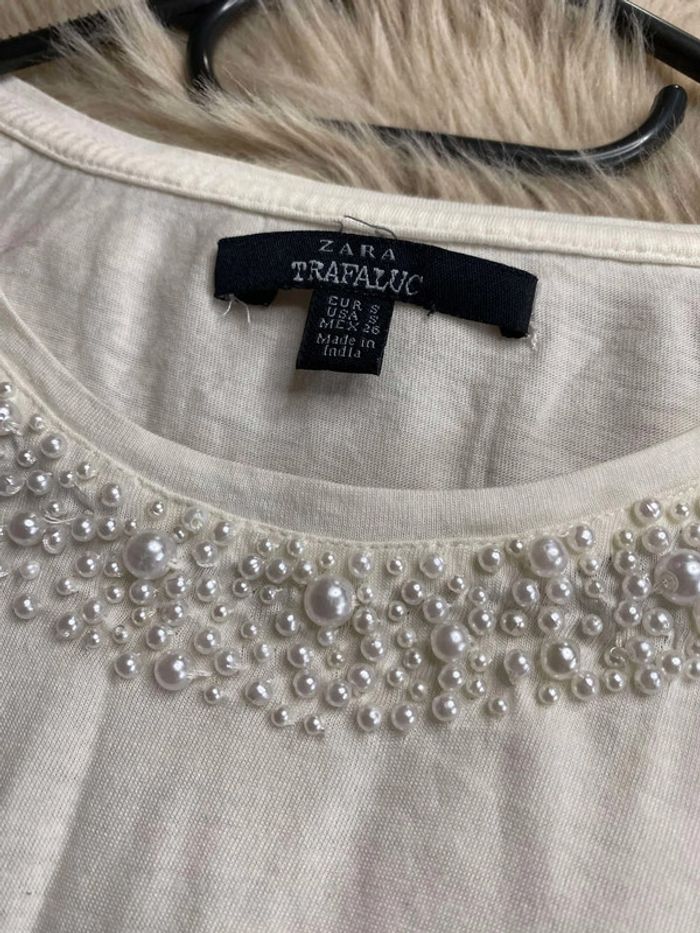 T-shirt blanc et gris avec perles sur le col Zara Taille S / 36 - photo numéro 2