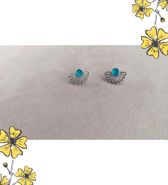 Boucles d’oreilles puces argentées – motif fleur turquoise - Collection Brume Bleue - photo numéro 4