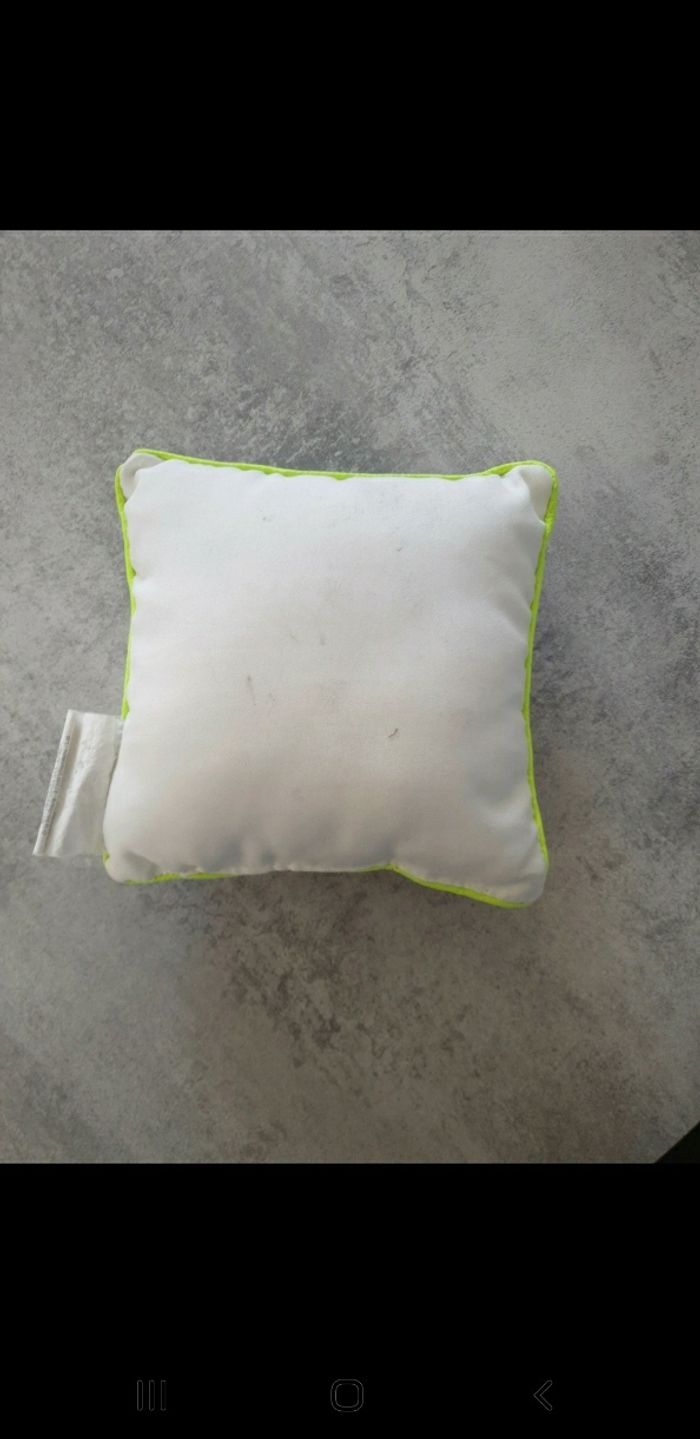 Tout petit coussin décoratif bouldogue - photo numéro 3