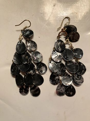Boucles d’oreilles percées en pendeloques de nacre noire