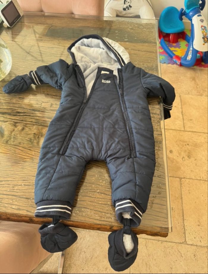 Conbinaison Hugo boss 6mois - photo numéro 2