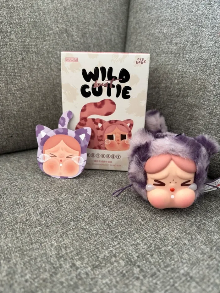 Popmart Cry Baby ( Néon Cutie )