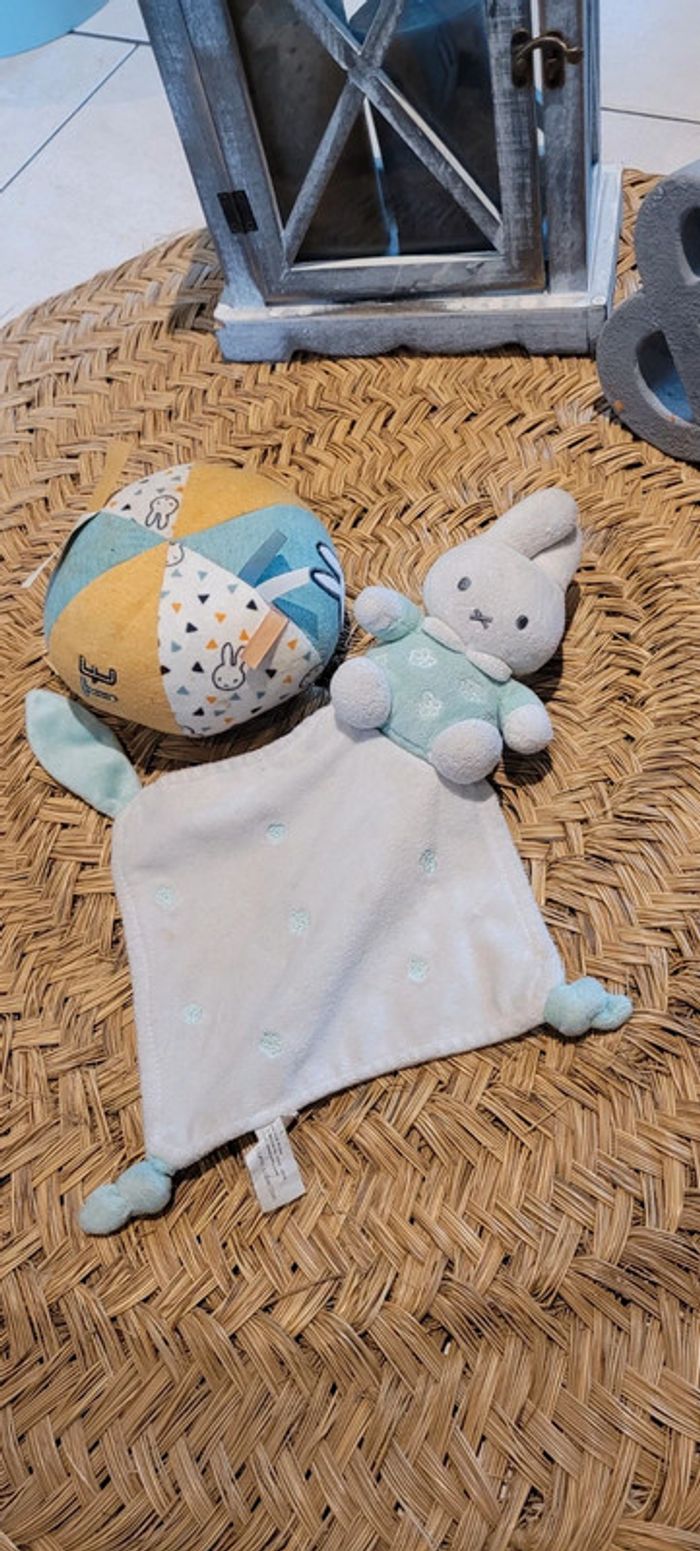 Joli doudou lapin et sa petite balle - photo numéro 3