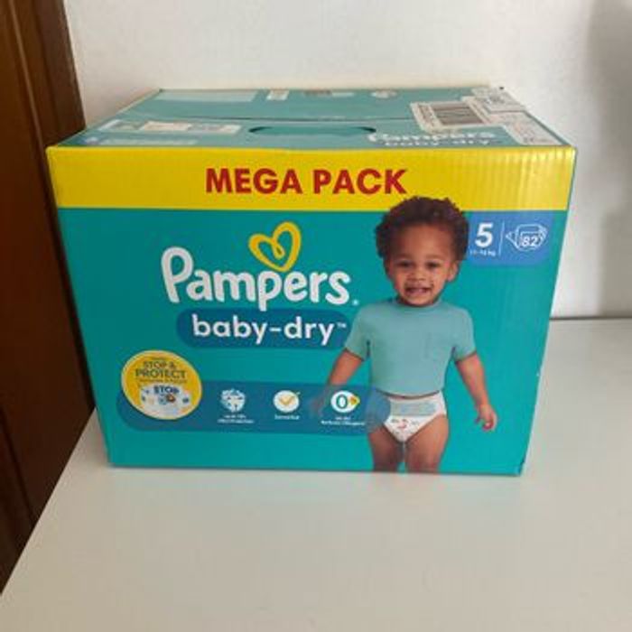 Couches Pampers   Baby  dry neuf  t5      12/16kg       82 couches