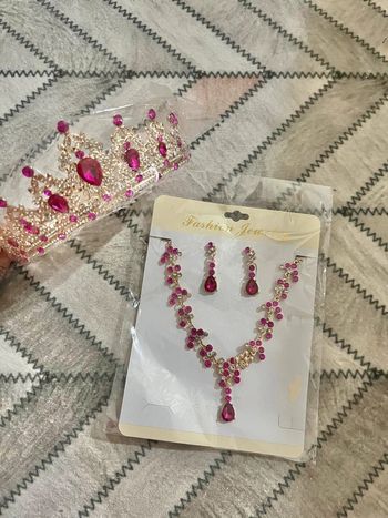 Ensemble parure de mariée ou princesse neuve avec la couronne
