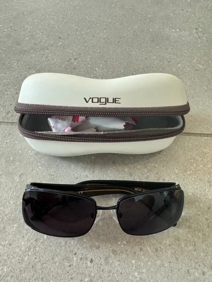 Lunettes de soleil Vogue, très bon état ref : VO 3572-S