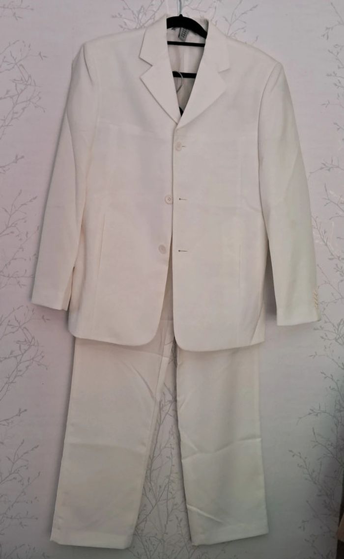 Costume blanc cassé