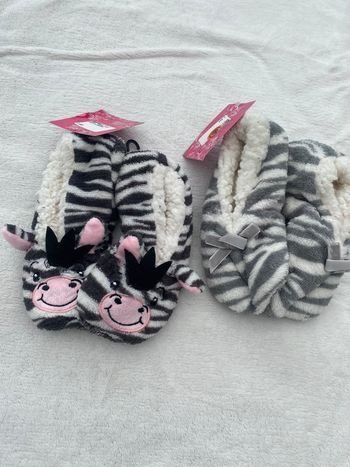 2 paires de chaussons pantoufle 28-30  neuf