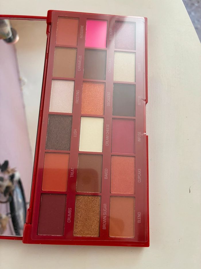 Palette chocolate Red Velvet, 18 fards, Makeup Revolution. - photo numéro 4