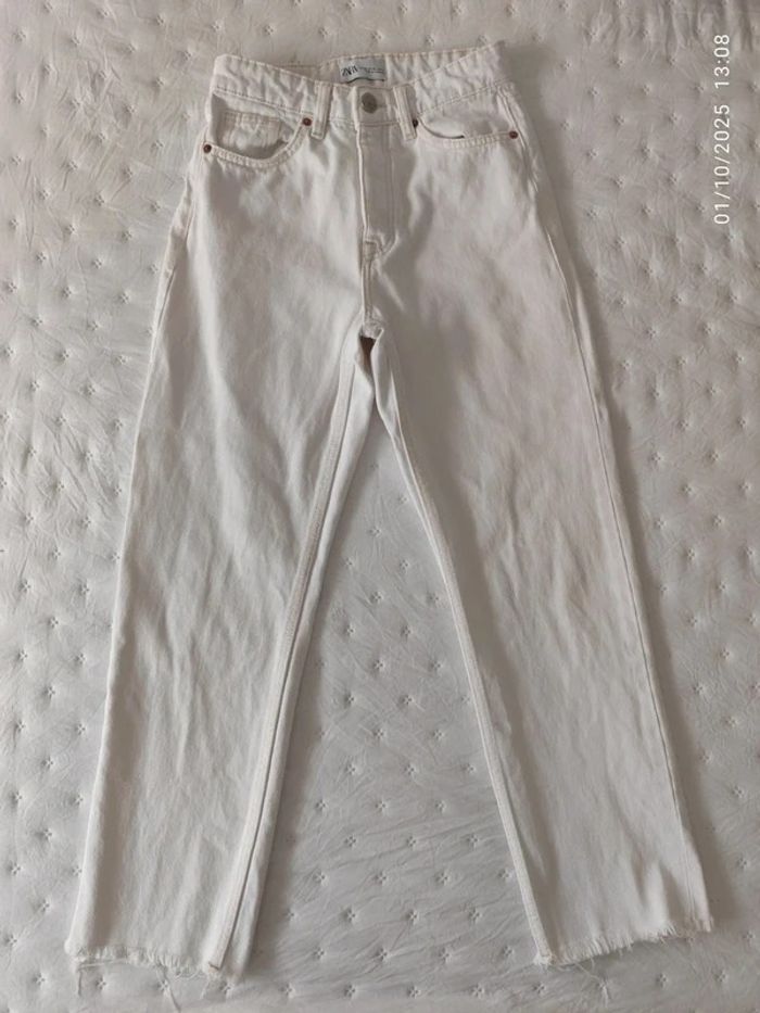 Jeans blancos straight de tiro alto con bajo deflecado de Zara