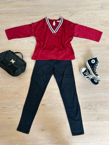 Tenue ensemble jean slim noir et chemisier rouge col V