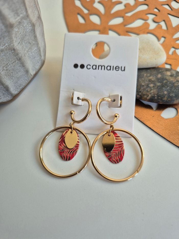 Boucles d’oreilles fantaisies dorées et tropicales