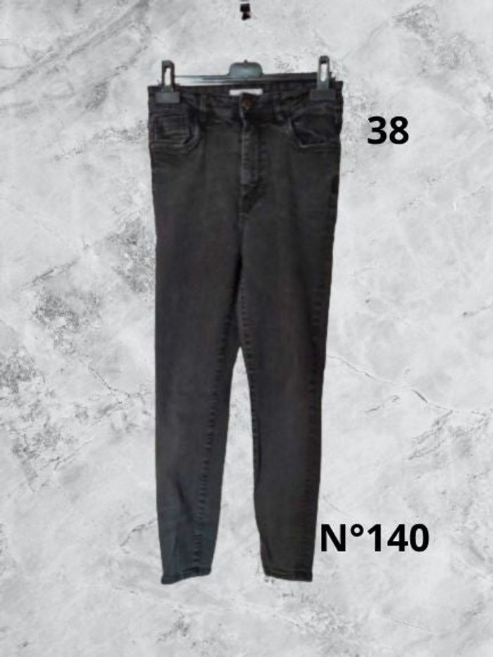 N°140 Jean noir T38. Pimkie. Taille haute, coupe slim.