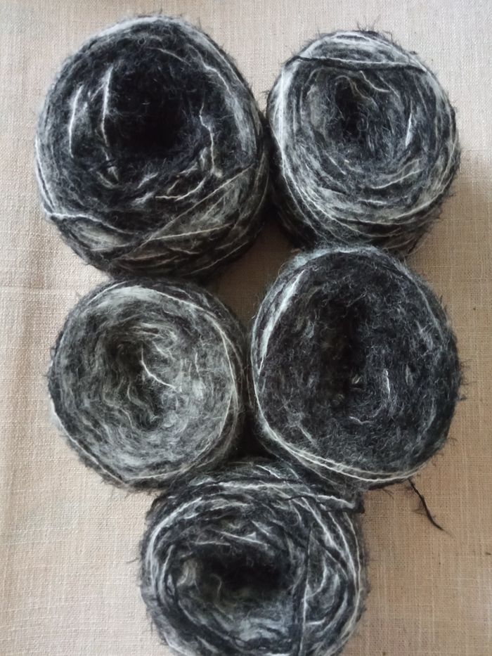 Lot de 5 Pelotes Fantaisie Tons Noirs et Blancs (370g)