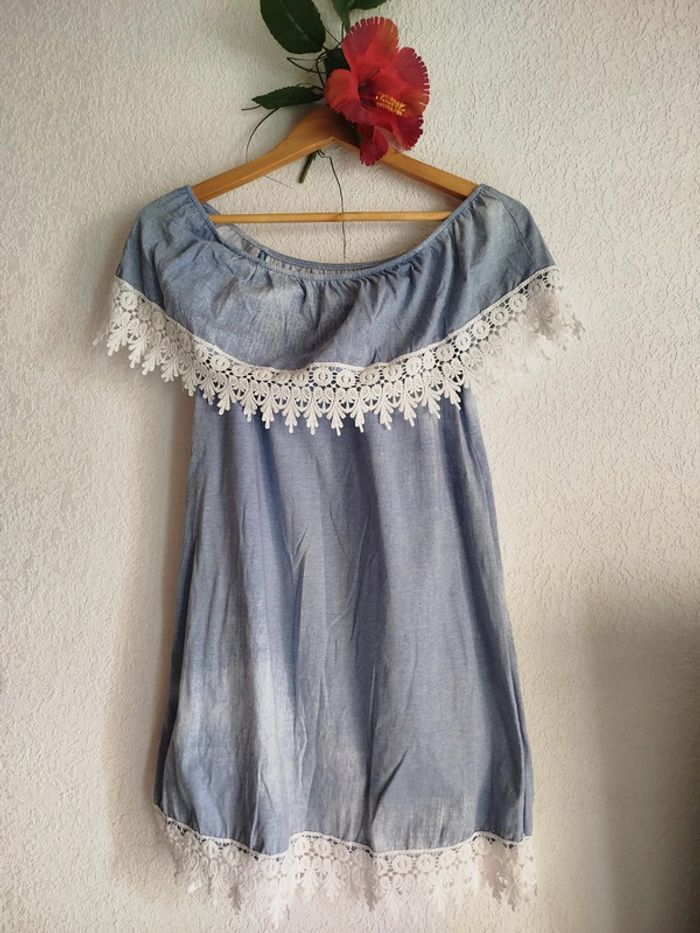 Robe épaule dénudé couleur jean et dentelle blanche style espagnol