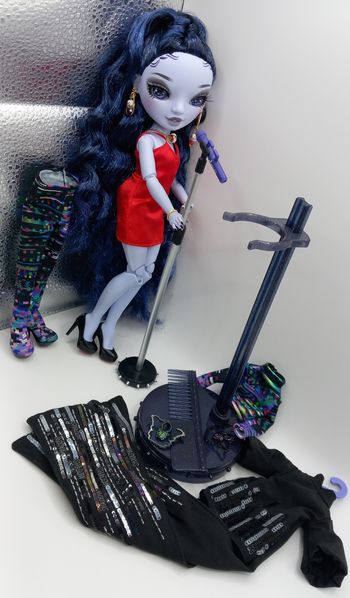 Poupée shadow high rainbow Reina Glitch avec plusieurs tenues et accessoires
