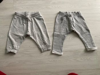 2 pantalons gris (6 mois)