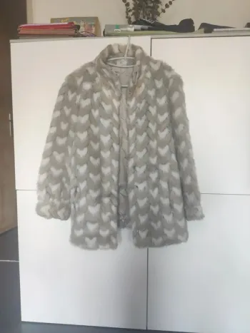 Manteau fausse fourrure gris blanc