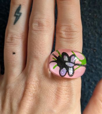 Bague en résine motif papillon