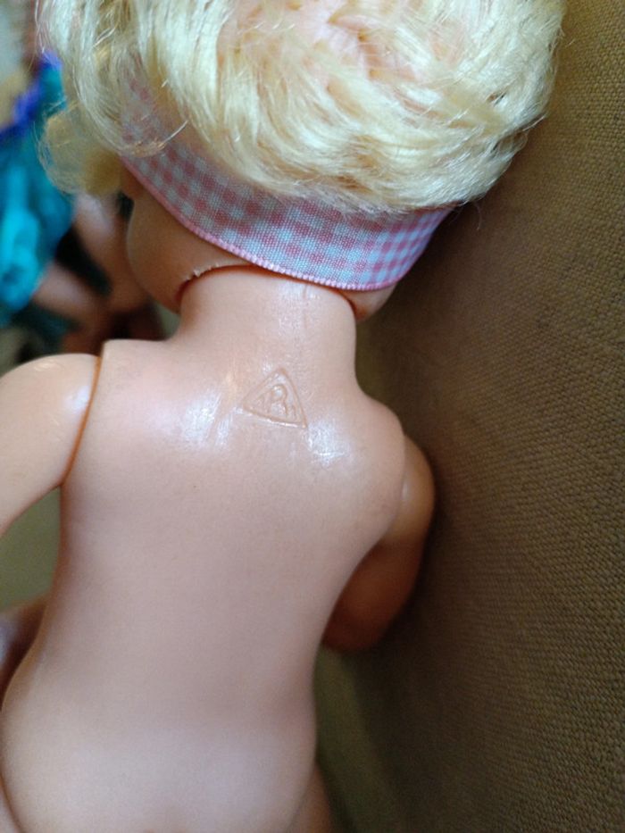 Poupée doll ari ancienne blonde blond hair cheveux bouclé yeux bleu blue tricot vichy rose pink - photo numéro 14
