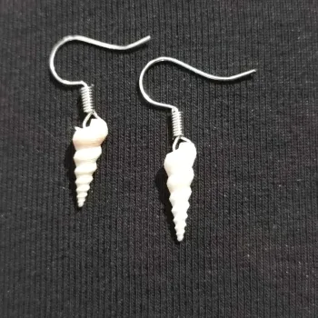 boucles d'oreilles pendantes fantaisie métal argenté et coquillage