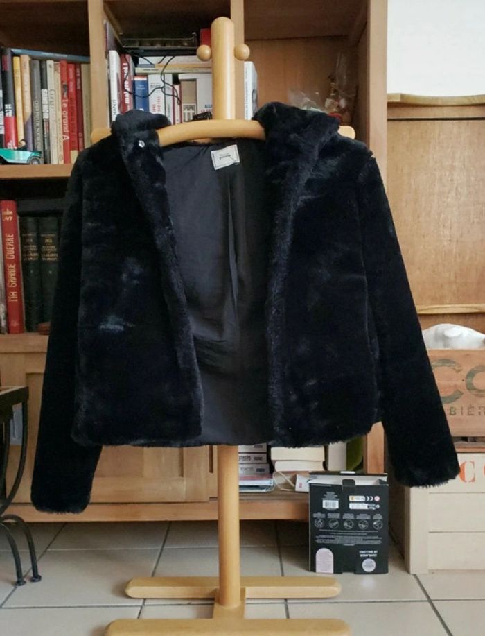 Veste noire en fausse fourrure