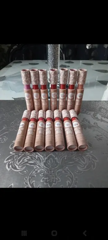 Lot de 12 rouge à lèvres liquide bio 
9 cerise
2 rouge intense 
1 lilas