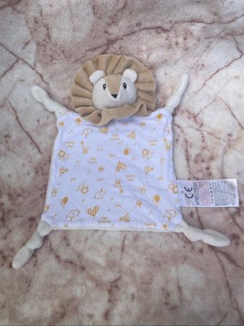 Doudou plat lion beige blanc jaune Fantastic Circus Grain De Blé