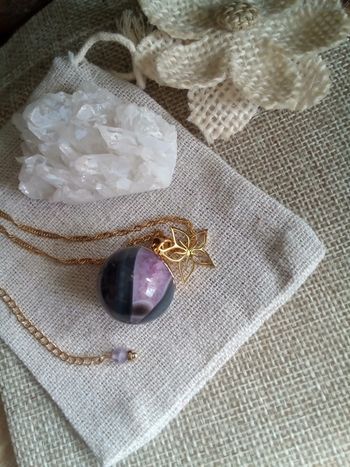 Collier pierre d'agate et fleur de monoï