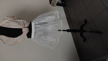  Jupon blanc en  tulle avec dentelle