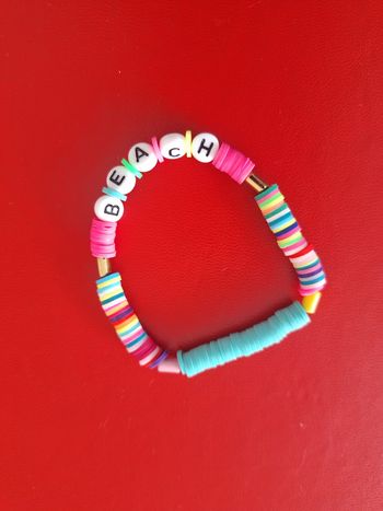 Neuf Bracelet fille à perles plates et marqués BEACH