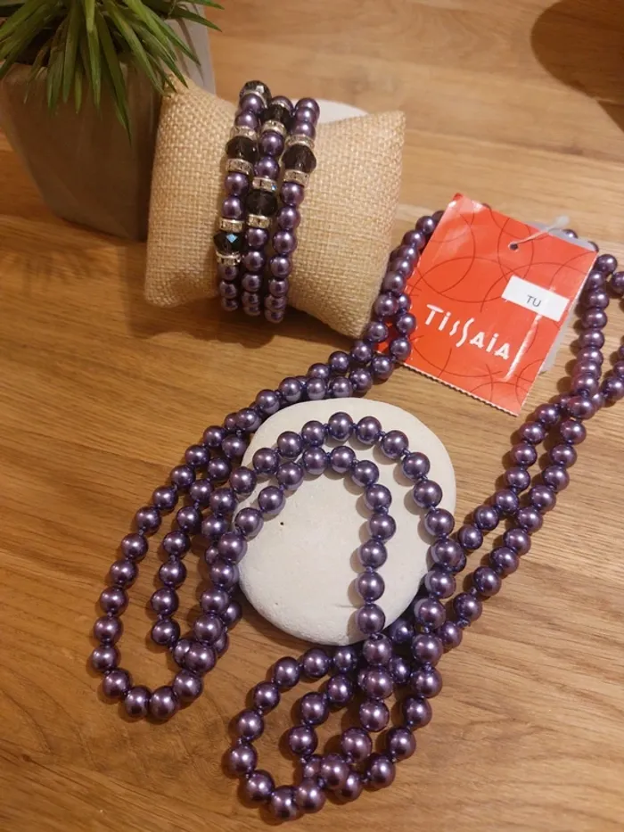 Collier de perles violettes et bracelet assorti