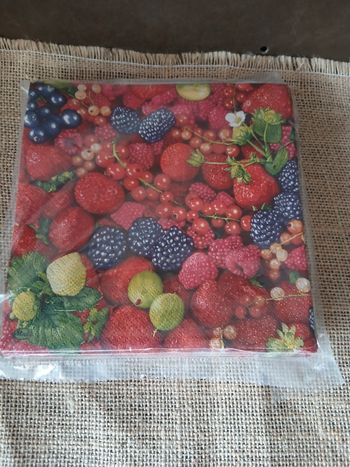 18 serviettes en papier fruits