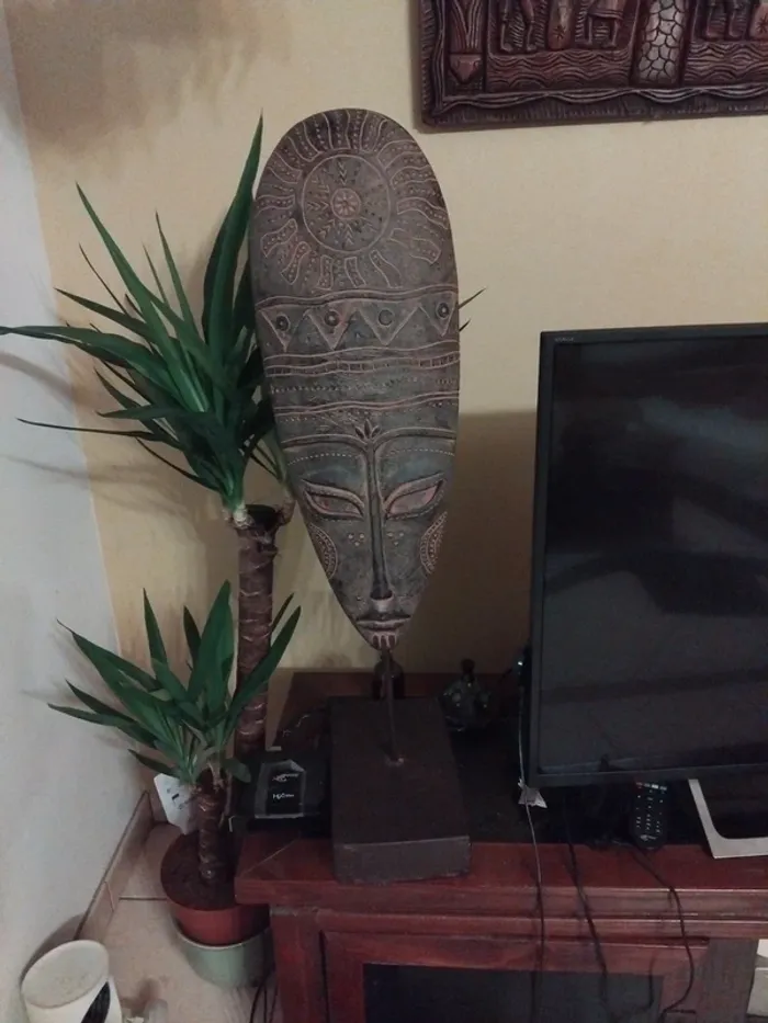 Masque ethnique monté sur un socle - photo numéro 3