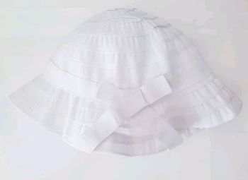 Chapeau blanc avec petit noeud 🎀