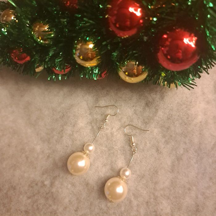 Boucles d'oreilles pendante perles nacré blanche - photo numéro 2