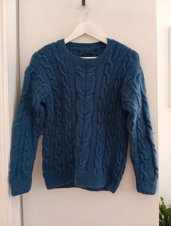 Pull bleu en laine torsadé doux et fluffy