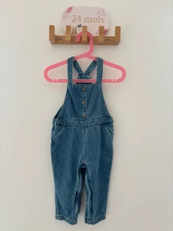 Adorable salopette en jean pour fille, taille 24 mois, marque Tape à l’Œil, en très bon état