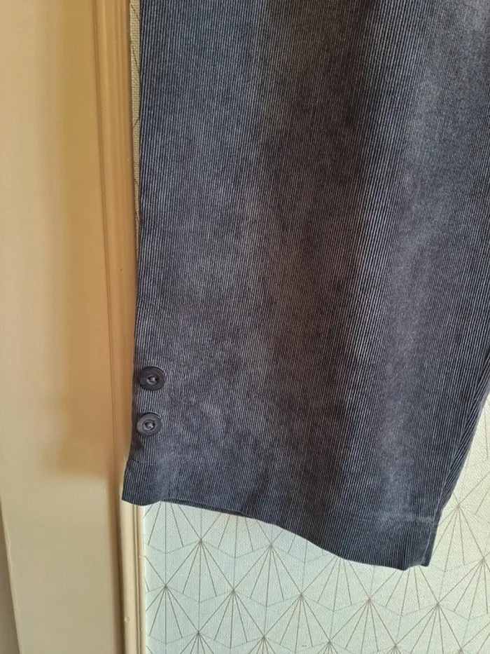 Pantalon femme velours gris comme neuf jolis dessins T6 =46 - photo numéro 3