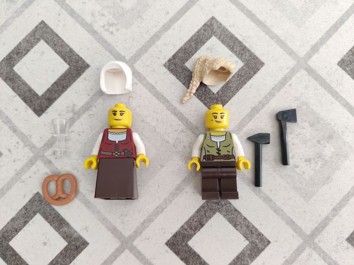 2 figurines Menuisière et Aubergiste du set Lego 10332 Place du Village Médiéval - photo numéro 5