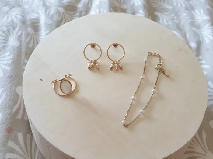 Ensemble boucles d'oreilles, bague et bracelet
