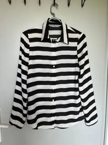 Blouse noire et blanche