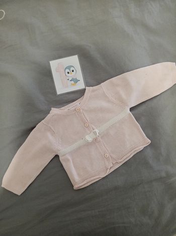 Gilet rose et blanc 1 mois